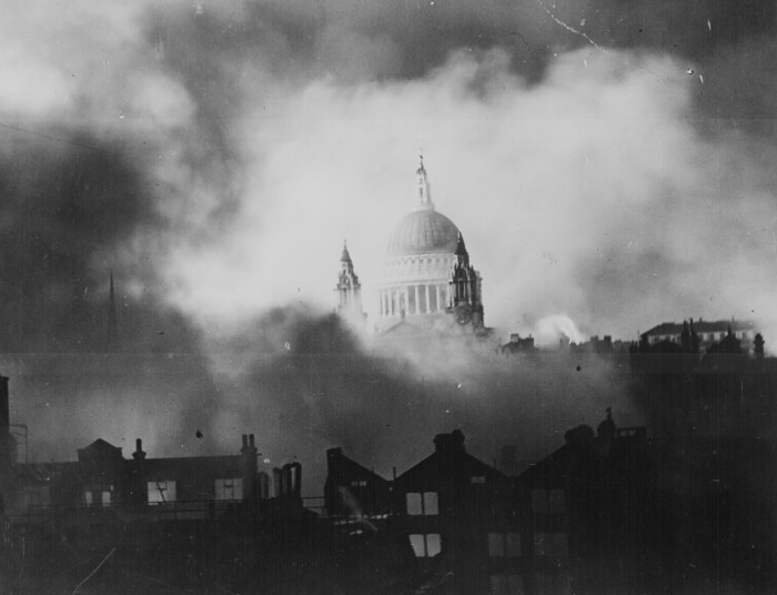 Fichier:FO1 Herbert Mason Cathedrale St Pauls London Blitz 1940.jpg