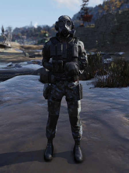 Fichier:Brotherhood Special Ops Suit with Mask Front.png