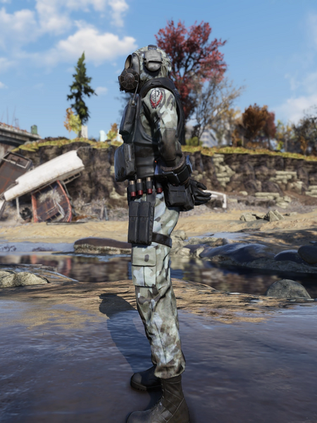 Fichier:Brotherhood Special Ops Suit with Mask Left.png