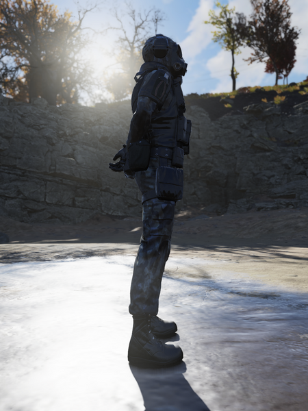 Fichier:Brotherhood Special Ops Suit with Mask Right.png