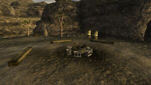 FNV Pres d'un feu de camp sur la piste.jpg