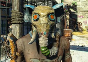FO4 Casque d'éléphant de la Meute porté.jpg