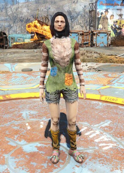 Fichier:FO4 Pull patchwork et short féminin.jpg