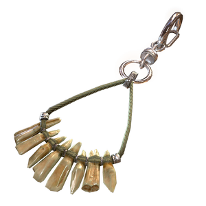 FO76 Accessoire de sac à dos Dents de cryptide.png
