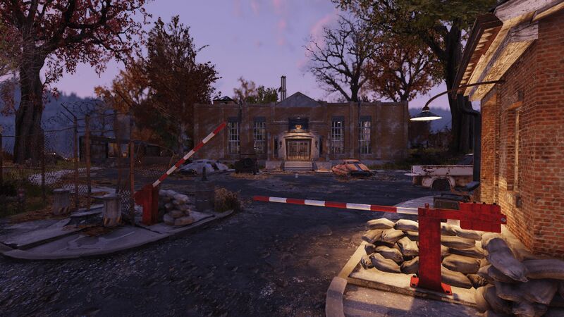 Fichier:FO76 Camp McClintock.jpg