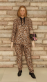 Tailleur jaguar porté par un personnage féminin.