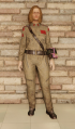 Tenue de commandant communiste porté par un personnage féminin.