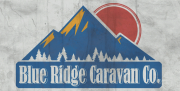 Vignette pour Fichier:FO76 drapeau de la Compagnie de caravanes des Montagnes bleues avec nom.png