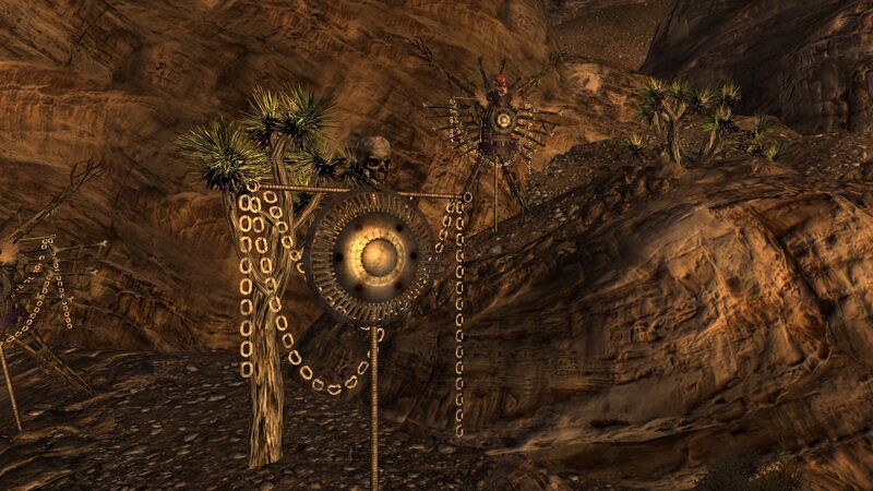 Fichier:Fnv Camp de fortune du Grand Khan totems.jpg