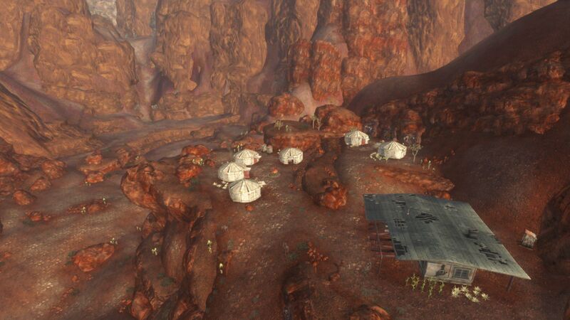 Fichier:Fnv Red Rock Canyon Camp Grands Khans 01.jpg