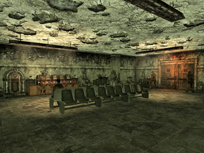 Fichier:LVB station waiting area.jpg
