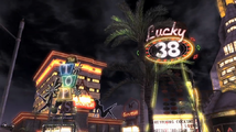 Les enseignes du Lucky 38 et du Tops la nuit