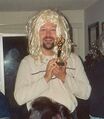 Tim chez lui en 1997, portant une perruque